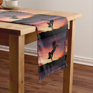 Chemin De Table Moyen Silhouette de licorne au coucher du soleil sur un