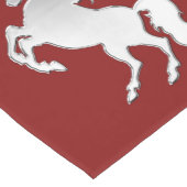 Chemin De Table Moyen Stallion en argent sur rouge (Coin)