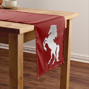 Chemin De Table Moyen Stallion en argent sur rouge