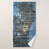 Chemin en bois sur la forêt d'hiver enneigée (Serviette de bain)