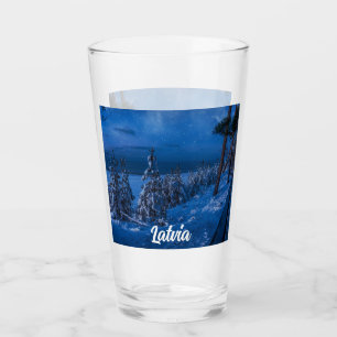 Chemin forestier en verre de nuit d'hiver