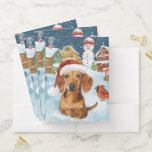 Chemise Dossier Dachshund Winter Wonderland Christmas Joy<br><div class="desc">Ce design festif reflète l'esprit joyeux de la période des fêtes, avec un adorable petit portant un chapeau de Père Noël. Le chien est niché dans un pays des merveilles hivernales, avec un bonhomme de neige, un sapin de Noël décoré et des cadeaux joliment emballés. Les flocons de neige tombent...</div>