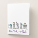 Chemise Dossier New York City Hanoukka NYC Fête juive Chanukah<br><div class="desc">Il présente une illustration originale de points de repère et d'icônes classiques de New York, "habillé" pour la saison des fêtes. Idéal pour tous ceux qui vivent ou aiment NYC ! Ne vois-tu pas ce que tu cherches ? Vous avez besoin d'aide pour la personnalisation ? Cliquez sur "rebeccaheartsny" (en...</div>
