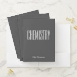 Chemise Dossier Noir Blanc Personnalisé École Sujet Chimie<br><div class="desc">Un joli ensemble de dossiers de poche à emporter en classe de chimie ou pour les devoirs avec une couverture simple et minimaliste en noir et blanc et espace pour le sujet de l'école et votre nom à personnaliser.</div>