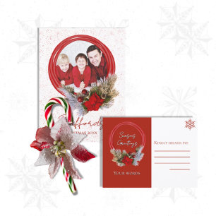 Chemise rouge sur carte postale photo blanche