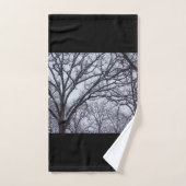 Chêne blanc noir en hiver avec neige (Serviette à main)