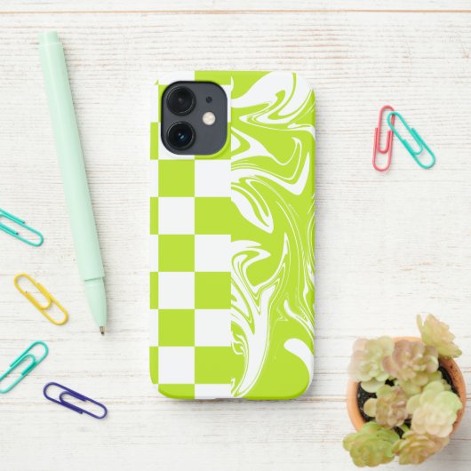 Cheques en Swirls in Lime Groen en Wit iPhone Hoesje (Op bureau)