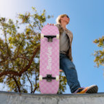 Chèques roses personnalisés Skateboard<br><div class="desc">Un design de damier rose tendance qui peut être personnalisé avec un nom ou des initiales.</div>