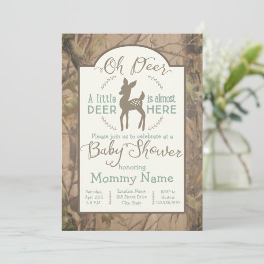 Cher petit baby shower de cerfs invitation en camo (Debout devant)