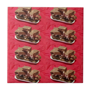 Cherry Chocolate Marshmallow Fudge op een Bord Tegeltje