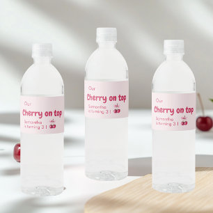 Cherry op top roze waterfles etiket
