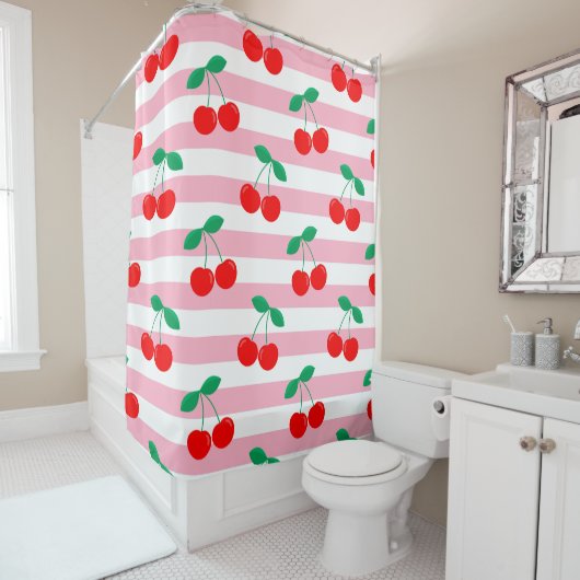 Cherry Stripe Pattern – Retro Fruit Gift & Decor Douchegordijn (In situ)