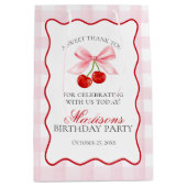 Cherry Sweet Pink Coquette Boog Verjaardagsgunsten Medium Cadeauzakje (Voorkant)