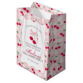 Cherry Sweet Pink Coquette Boog Verjaardagsgunsten Medium Cadeauzakje (Voorkant Gekanteld)