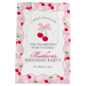 Cherry Sweet Pink Coquette Boog Verjaardagsgunsten Medium Cadeauzakje (Achterkant)