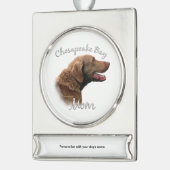 Chesapeake Bay Retriever Moeder 2 Verzilverd Banner Ornament (Links)