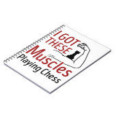 Chess Player Funny heeft spieren die Chess Notitieboek (Linkerzijde)