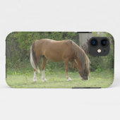 Chestnut Brown Horse Grazing iPhone Case (Achterkant (horizontaal))
