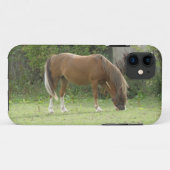 Chestnut Brown Horse Grazing iPhone Case (Achterkant (horizontaal))