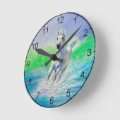 Cheval Blanc courir sur une horloge de plage (Angle)
