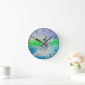 Cheval Blanc courir sur une horloge de plage (Maison)