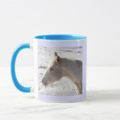 Cheval blanc dans une tasse de neige (Gauche)