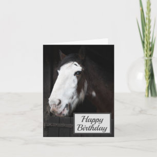 Cheval Brown à la ferme Bonne carte d'anniversaire