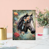Cheval brun dans les fleurs. (Mariage)