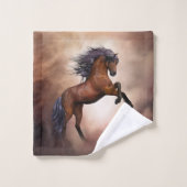 Cheval brun friésien s'élevant avec des nuages bru (Gant de toilette)