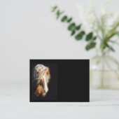 Cheval contre le carte de visite noir (Debout devant)