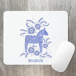 Cheval de Dala suédois Nom personnalisé Pad de sou<br><div class="desc">Un traditionnel Dala Horse de Suède en bleu indigo et blanc. Peinture folklorique scandinave en Aquarelle. Supprimez ou modifiez le nom pour customiser.</div>