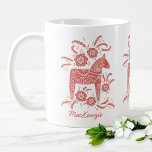 Cheval de Dala suédois Rouge café Mug personnalisé<br><div class="desc">Un Dala Horse suédois traditionnel design en rouge et blanc. Idéal pour ceux qui aiment les chevaux,  les poneys et tout ce qui est scandinave. Modifiez le nom pour customiser. Art original de Nic Squirrell.</div>