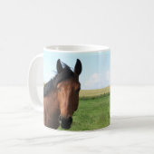 Cheval de la baie dans le pâturage Mug à café à de (Devant gauche)