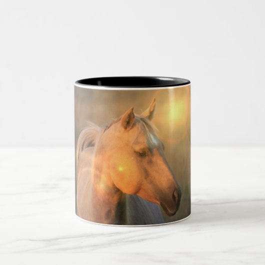 Cheval de palomino dans la tasse de café légère (Centre)