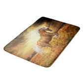 Cheval de palomino élevant le tapis de bain (Angle)