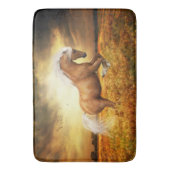 Cheval de palomino élevant le tapis de bain (devant Vertical)