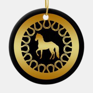 CHEVAL D'OR ET ORNEMENT DE FERS À CHEVAL