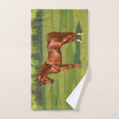 Cheval égyptien arabe châtaigner dans le pâturage  (Serviette à main)