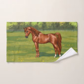 Cheval égyptien arabe châtaigner dans le pâturage  (Serviette à main)