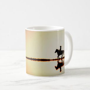 Cheval et cavalier sur la plage Café Mug