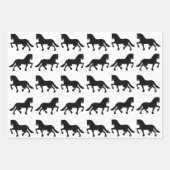 Cheval friésien enveloppant des feuilles de papier (Devant 3)