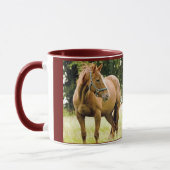 Cheval (jument) dans la tasse de champ (Gauche)