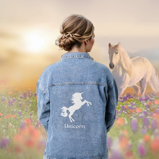 Cheval Licorne Blanc et Typographie