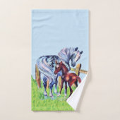 Cheval Mère Gris par clôture en Herbe avec Colt Bé (Serviette à main)