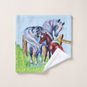 Cheval Mère Gris par clôture en Herbe avec Colt Bé (Gant de toilette)