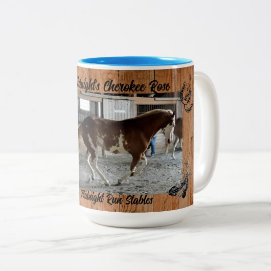 Cheval Mug à deux tons avec plumes, 15 oz (Devant droit)