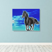 Cheval noir dans la toile éolien enveloppée (Insitu (Plancher de Bois))