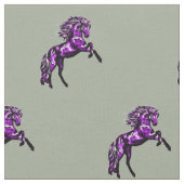 Cheval pourpre sur tissu gris (Fermer)