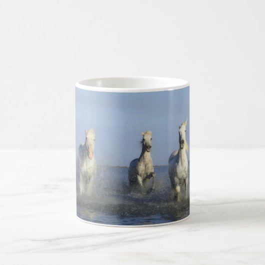 Chevaux blancs à la plage avec Mug de café océaniq (Centre)