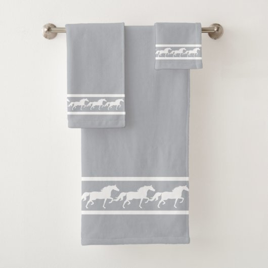 Chevaux blancs élégants et chics sur gris argent c (En situation)